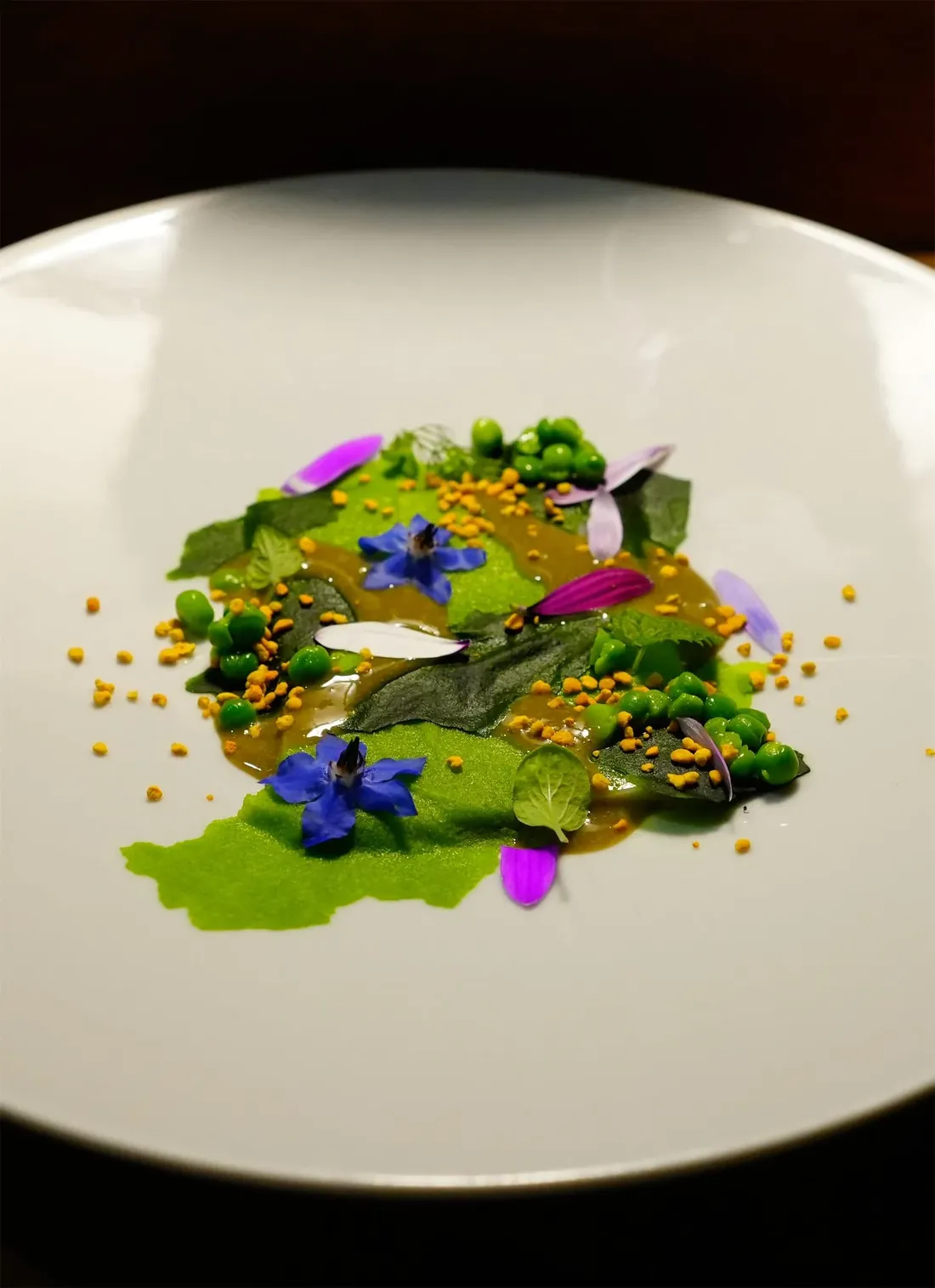 Piatto verde con fiori commestibili - cucina contemporanea StraFichi